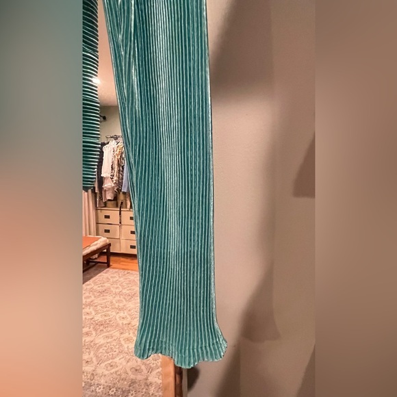 Free People soft and shimmery turquoise cropped long sleeve top - Picture 8 of 8